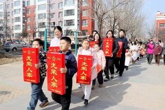 村干部、村民代表、小学生一起敲锣打鼓