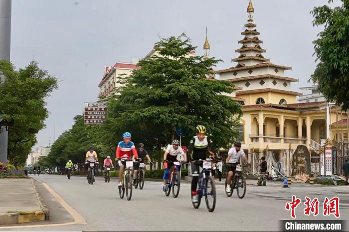 中缅双城边境山地自行车挑战赛瑞丽开赛 389名选
