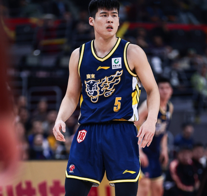 广东宏远大胜四川男篮 杜锋轮换策略引球迷不满