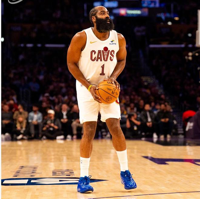 湖人127-113轻取骑士东契奇复出率队胜出锁定季后