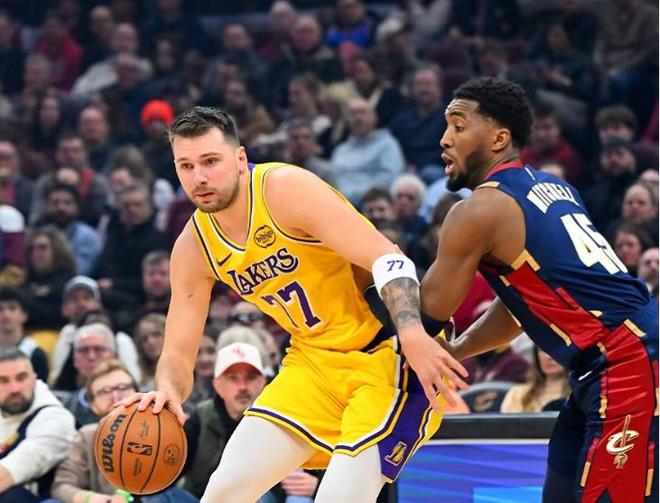 湖人127-113轻取骑士东契奇复出率队胜出锁定季后