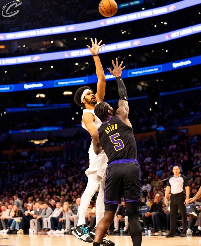 湖人127-113轻取骑士东契奇复出率队胜出锁定季后