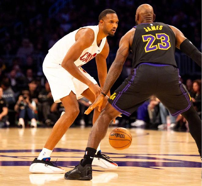 湖人127-113轻取骑士东契奇复出率队胜出锁定季后