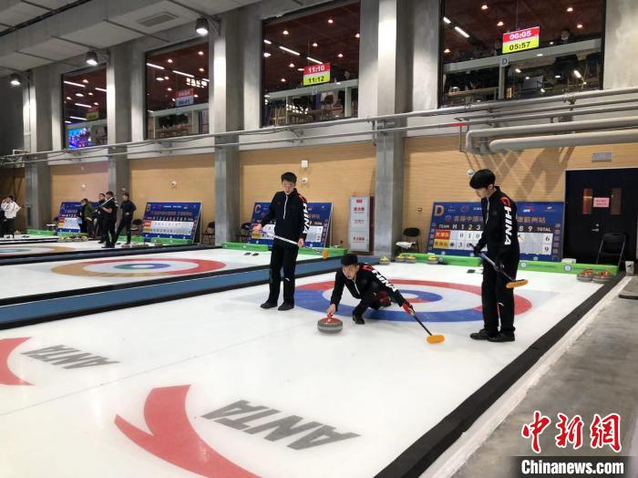 首届中国冰壶联赛天津蓟州站开赛 24支队伍角逐